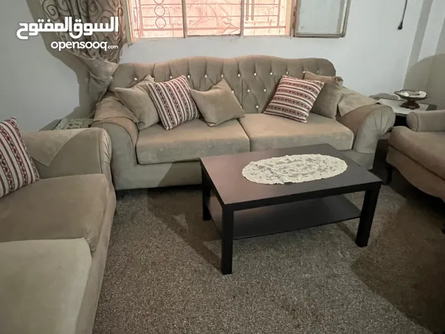 طقم كنب سبع مقاعد حالة جيدة جدا لون فيراني مع الكوشنز للبيع مع مكيف