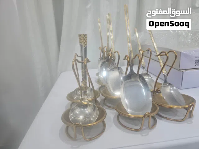 اواني بوفيه جديده مع جميع الملحقات والاكسسوارات والطاولات