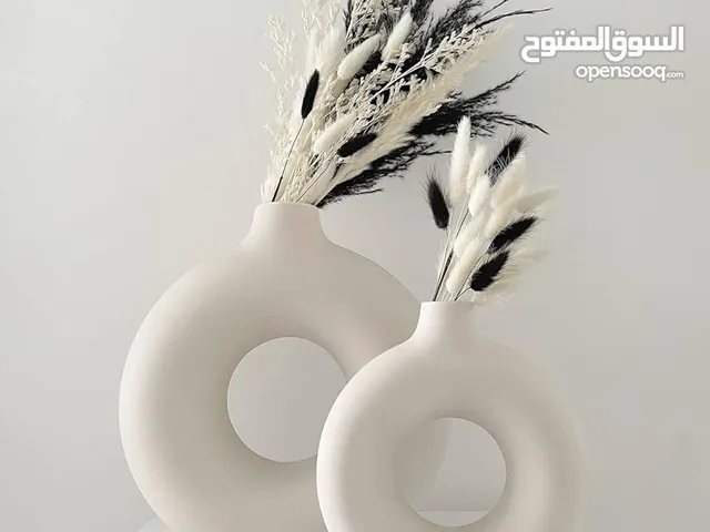 مزهريات بيضاء من السيراميك