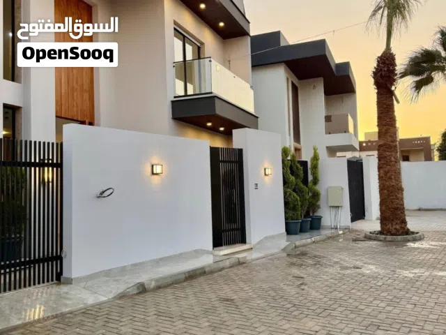 فيلا فاخرة للبيع في السراج داخل مخطط العام  موقع ممتاز  طريق الثلاجات (قرب صالة كونكورد)