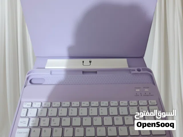 اغراض جديد ونظيفة مامستعملة كفر تابلات مع كيبورد ونك مايك وستاندات وجهاز تنظيف حاسوب