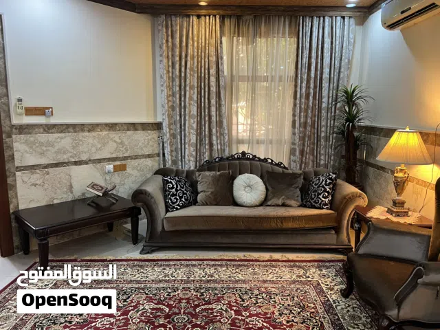 غرفة جلوس للضيوف كلاسك صناعه تركية من شركة استقبال تكفي لجلوس عشرة افراد مع اربعة طبلات وميز وسطي