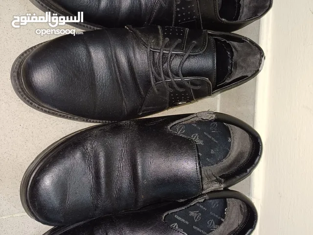 2 بدلات رسميه 5 بناطيل 9 قمصان 6 شوزات ،احذيه