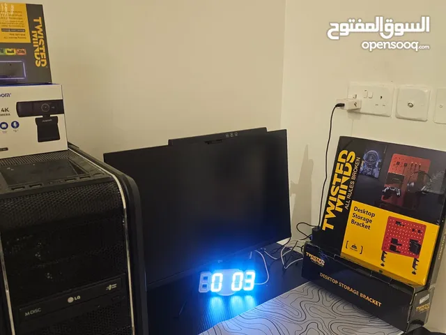 شاشه قيمنق 165هرتز 4k مع كاميرا قيمنق مع ضوء مخفي الشاشه عليه كفاله باقي أربع شهور التوصيل في التنسق