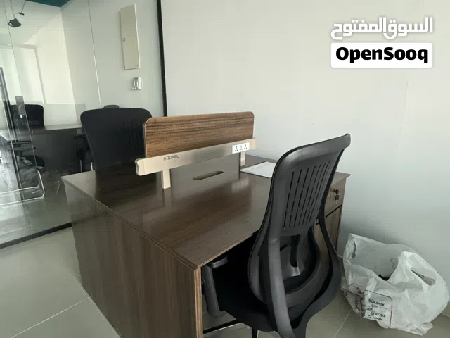 اثاث للبيع  (طاولات و كراسي للمكاتب ) بيع مستعجل