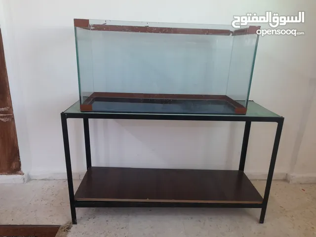 حوض سمك مع طاولة حديد