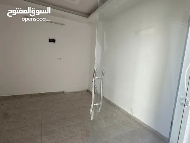 محل تجاري للإيجار-مقابل جامعة الأكاديمية