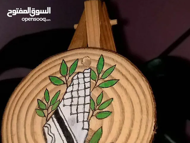 لوحة خشبية للمكتب او الغرفة حسب الطلب ويتوفر رسم اشخاص مناسبة ك هدية لرفقاتك