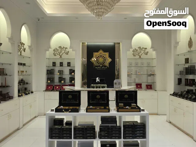 محل للإخلاء للبيع جاهز مع الارفف والديكورات والتكييف