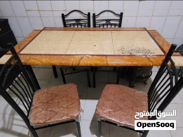 طاولة طعام مع اربعه كراسي