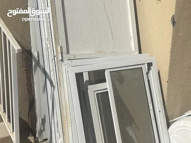 للبيع باب المنيوم بحاله نظيفه