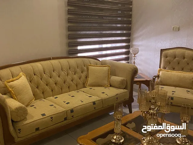 صالون ضيوف وطاولتين جانبيتين وطاولة وسط كبيرة للبيع في حال الوكالة