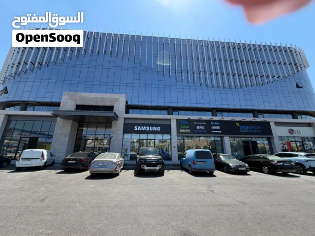 مكتب للإيجار ضمن مجمع تجاري مميز – طريق المطار