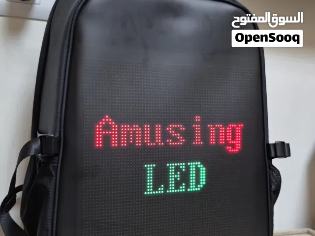 حقيبة ظهر فيها شاشة رقمية