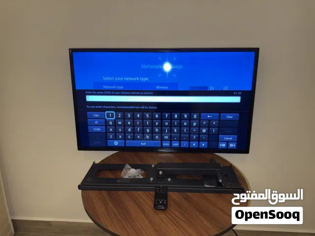 شاشة Samsung Smart 3D 40 إنش مع ريموت، نظارتين 3D، وقاعدة تعليق عالحيط