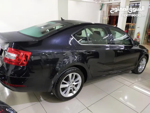 سيارة سكودا ماتور 2000 ترخيص 2018 ديزل لون اسود  ستة غيار  يد اولى  جميع المواصفات ما عدا فتحة سقف