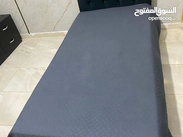 تختين واربع كومدنيات وملحق ادراج وبفه جميلة الشكل