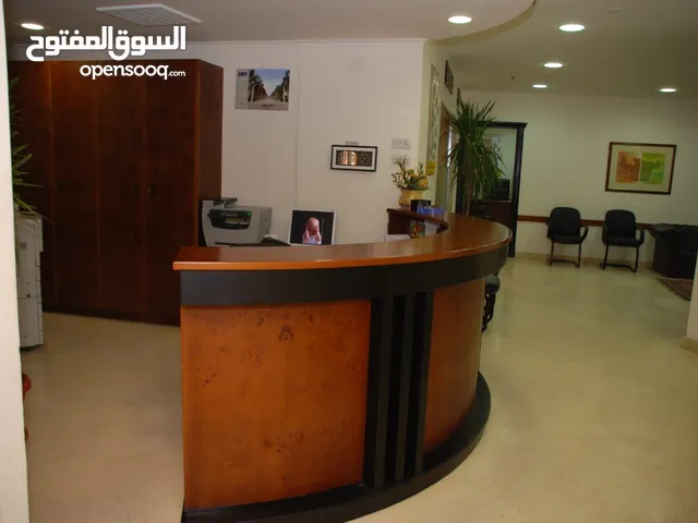 للشركات والمقرات الادارية مكتب مفروش فخم مكيف 350م ببرج فخم جدا بشارع الثورة نادى الصيد