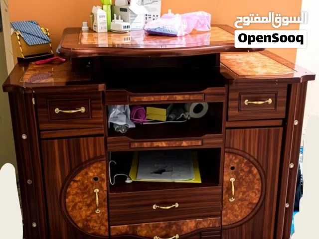 ميز تفزيون قليل مستعمل بلون جميل