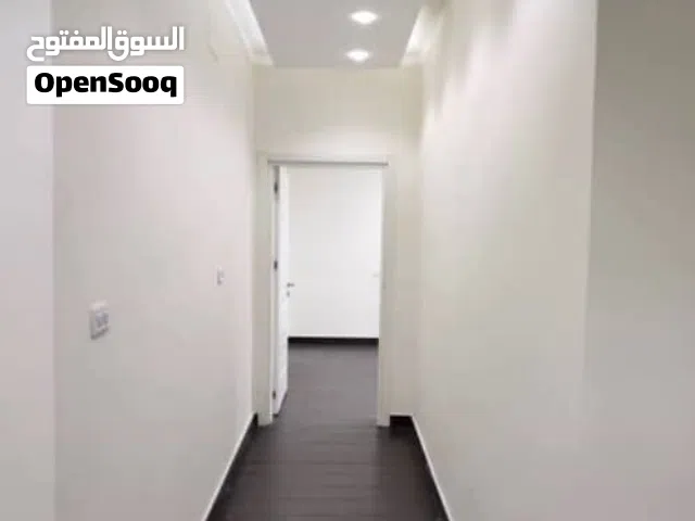 مبني تجاري قديم للبيع بواجهة 32م و بها معارض سيارات  11 يونيو قرب الساحل للحلويات و كوبري المجد