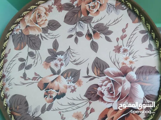 طاولة وسط صغيرة للبيع مع طربيزات عند وضعهن مع بعض تصبح على شكل ورده مناسب لغرف القعدة او الضيوف