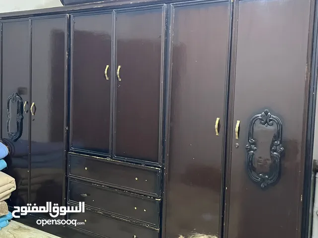 خزانة كبيرة خشبها ممتاز