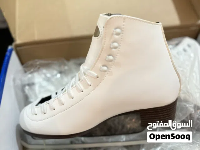 يوجدد عدد 2هوكي تزلج ماركة Riedell على الجليد جديد بالكرتون يوجد مقاسين من 39-40 + والثاني من 41 -42