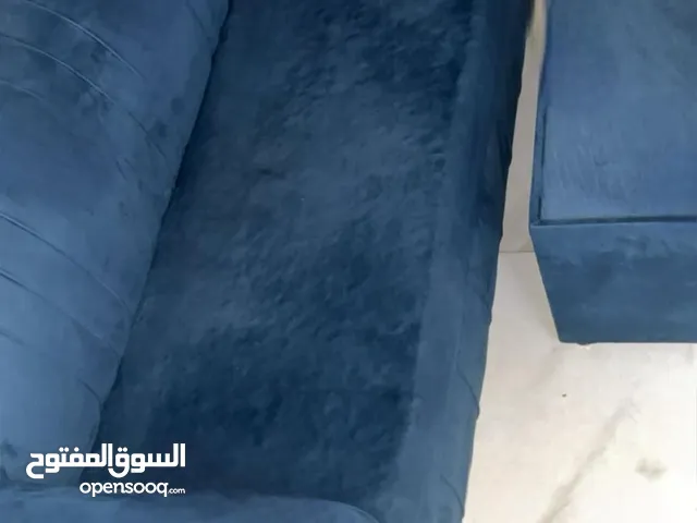 بيعة سريعة للبيع كرسي جلوس مع طاولة التقديم الكرسي نظيف جداً استعمال خفيف لمدة شهر ونص فقط