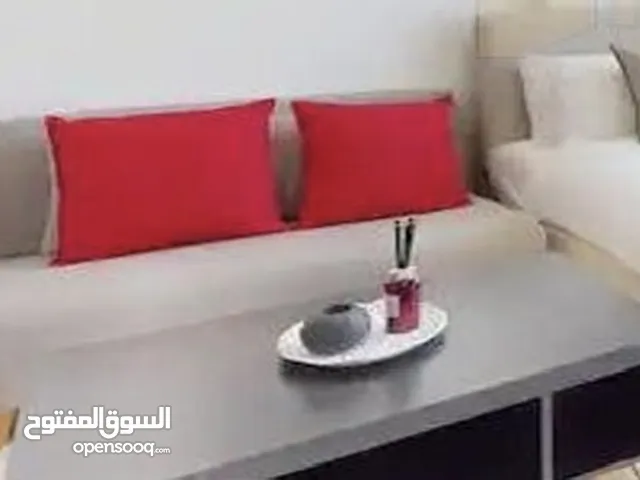 كنبه مستعمل نظيف وطاوله ولوح حائط