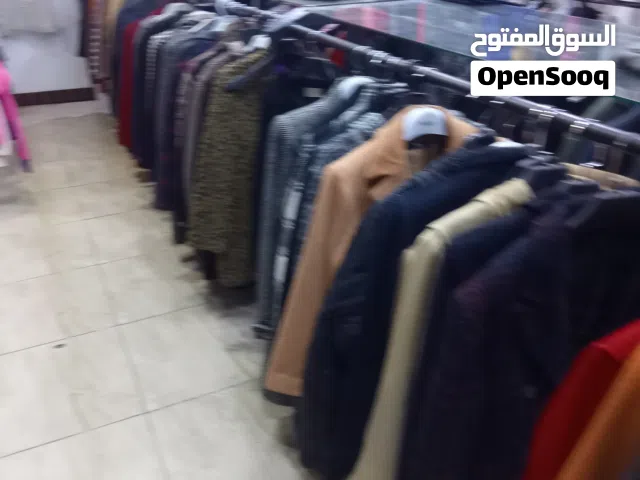 معدات محل البسه وروبي للبيع بسعر مناسب والبضاعه بياعه