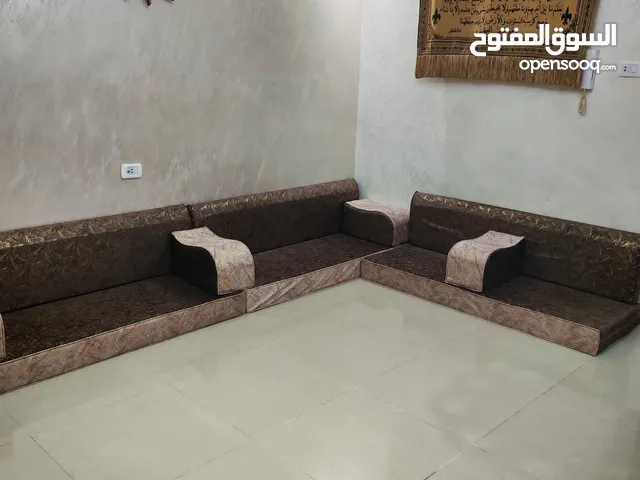 جلسة عربية مكونة من 6 فرشات و6 مساند ظهر و6 مساند يد