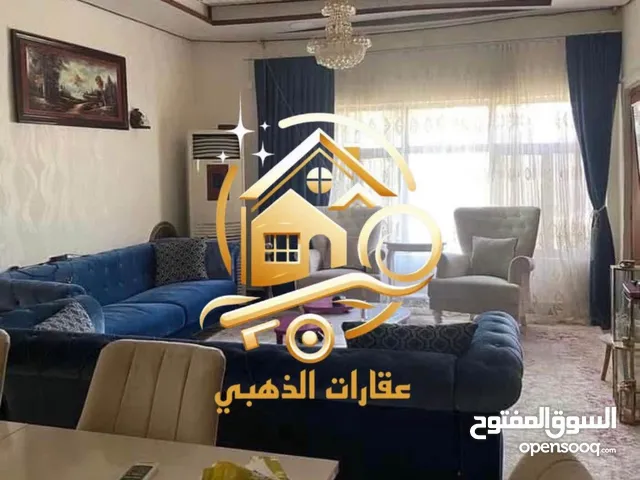 بيت ثلاث طوابق ركن للبيع في دور النفط بناء حديث على شارع عريض 20 متر