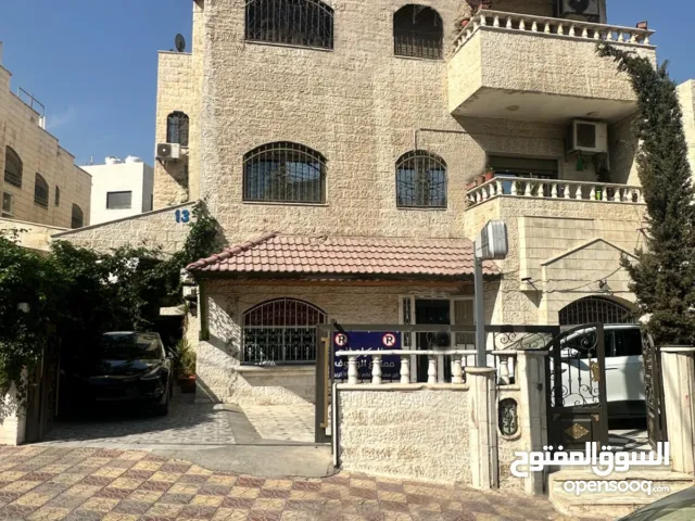 مبنى تجاري للبيع بالكامل في موقع مميز في المنارة
