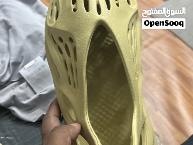 Addidas yeeze form slides 41 size