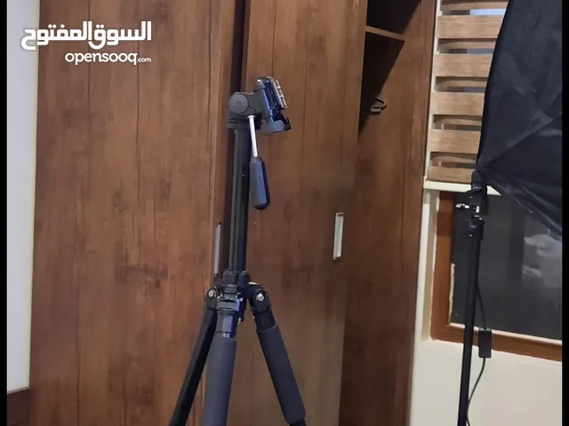 "ستاند كاميرا مع إضاءة احترافية – نظافة عالية، استخدام خفيف جدًا، مثل الجديد تمامًا. مناسب للتصوير