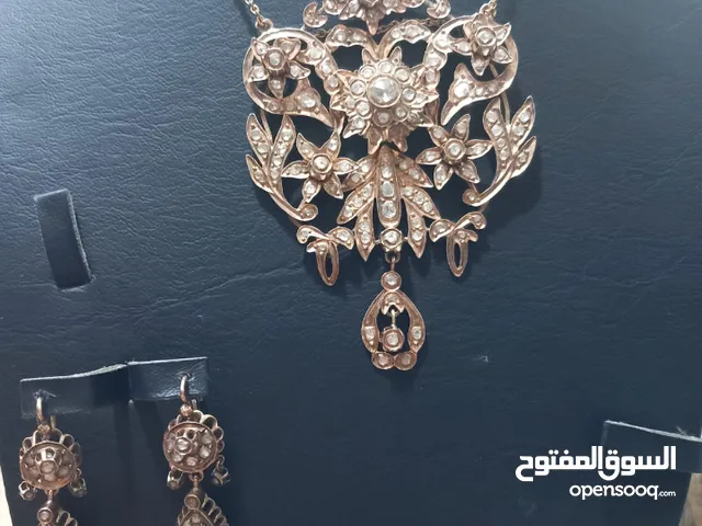 السلام عليكم عقد الماس وذهب انتيك قديم عمرو اكثر من 100 سنه التسليم في الاردن