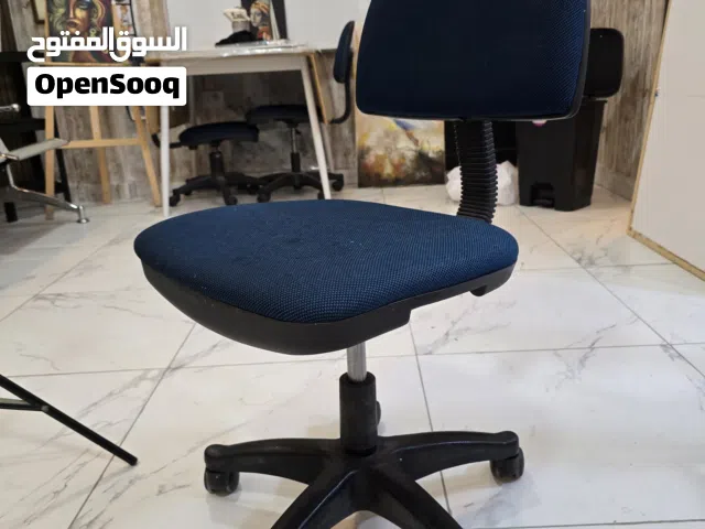 كرسي دوار بحالة ممتازة