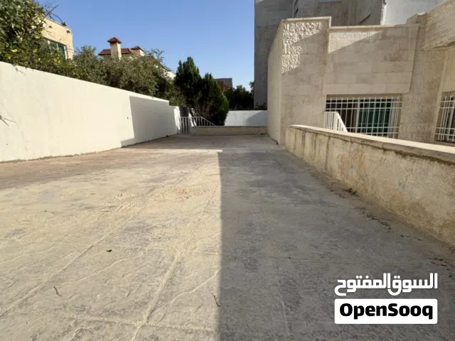 شقة مجددة بالكامل - 4نوم - ارضية - ترسات - موقع مميز