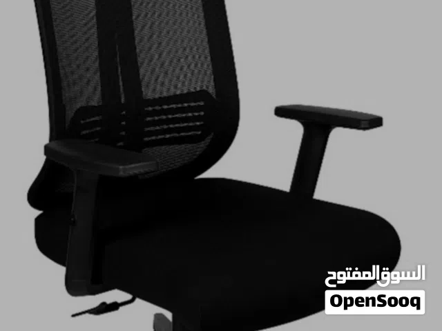 للبيع كرسي من شركة بيت الاسكندنافي و طاولة من ايكيا جدد بالكرتون