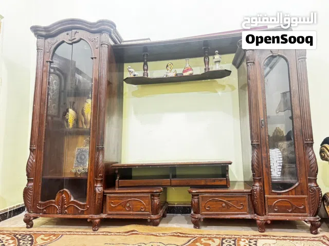 معرض تلفزيون خشب قوي بحالة جيدة  يونت tv