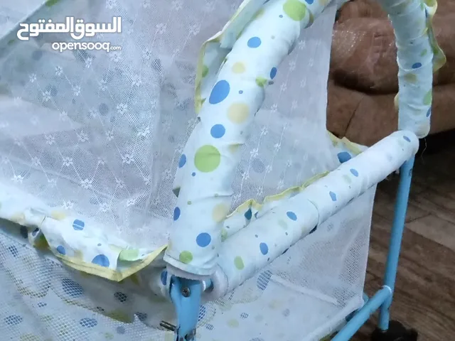 تخت اطفال هزاز حديث ولادة بيبي متحرك مع عجلات وناموسية  نظيف جدا للبيع