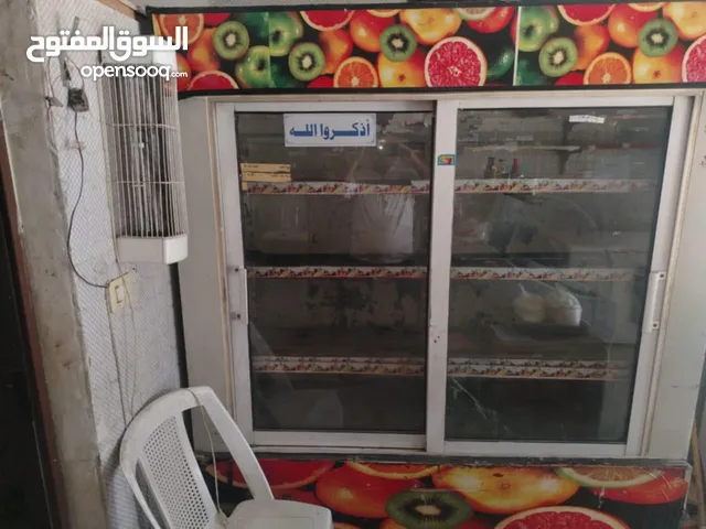 ثلاجة عرض ثلاجة دلي فريزر عدد2 ماكينات فرم لحمه عدد 2 وميزان