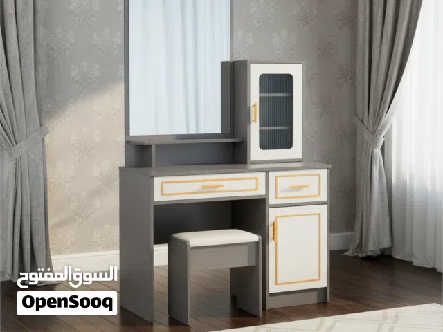 طاولة زينة عصرية مع مرآة وكرسي رمادي وأبيض