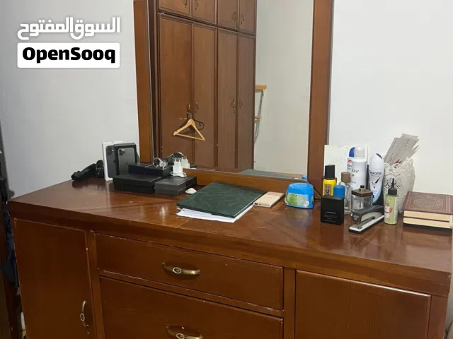 طاوله تلفزيون +طاوله وسط + بيرو مع مرايه كبيره