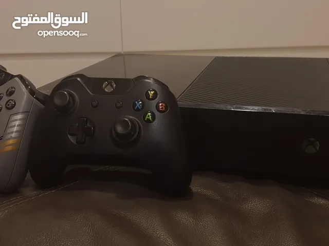 Xbox One with 2 controllers (365 GB)