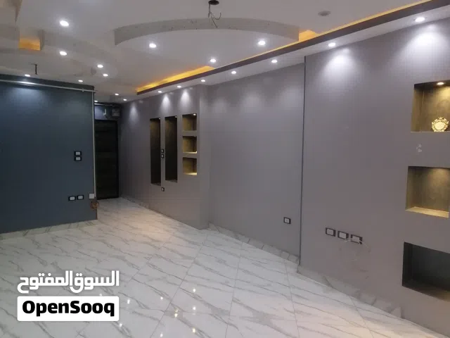 شقة بموقع مميز بجوار النادي تشطيب مهندس ديكور بمطبخ جديد وموقد بلت ان إيطالى وسخان كهربائى جديد