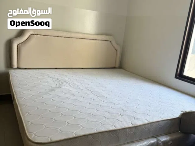 سرير كبير بحاله ممتازه