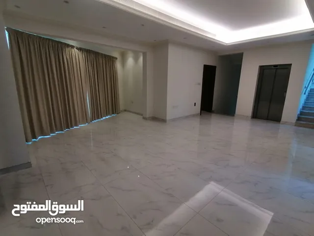 400 m2 4 Bedrooms Villa for Rent in Muharraq Hidd