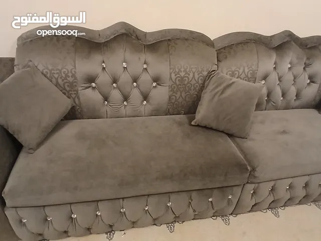 كراسي مع طاولة مع سجادة مع ستارة