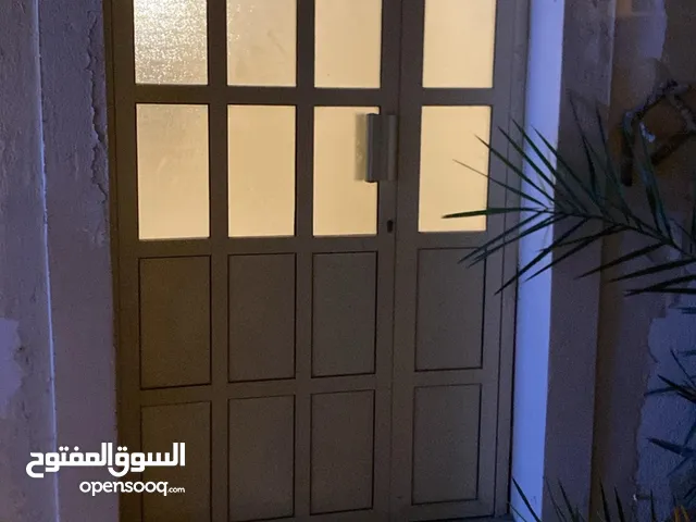 للبيع باب المنيوم مستخدام بحالة ممتازه